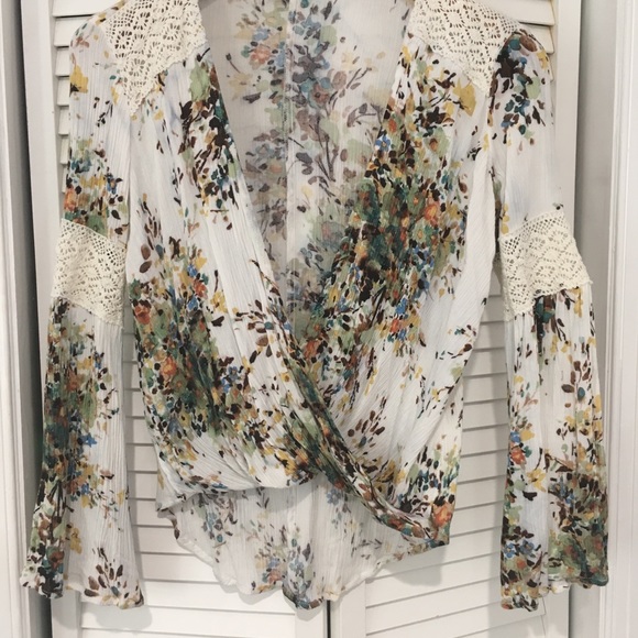 Bell sleeve floral drape blouse - Picture 3 of 5